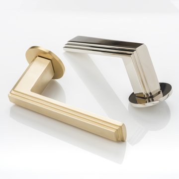 Dewhurst III solid brass door lever handle with round rose