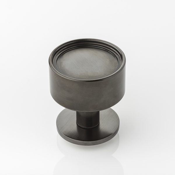 Beresford solid brass door knob with round rose