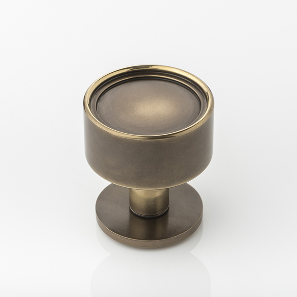 Beresford solid brass door knob with round rose