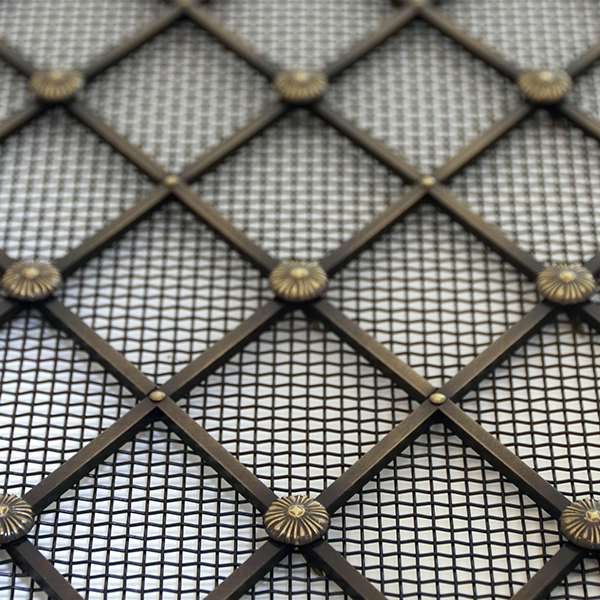 hand assembled 41mm diamond grille with alternate floral rosettes