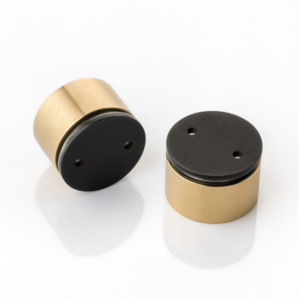 Recessed magnetic door catch