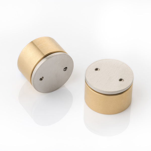 Recessed magnetic door catch