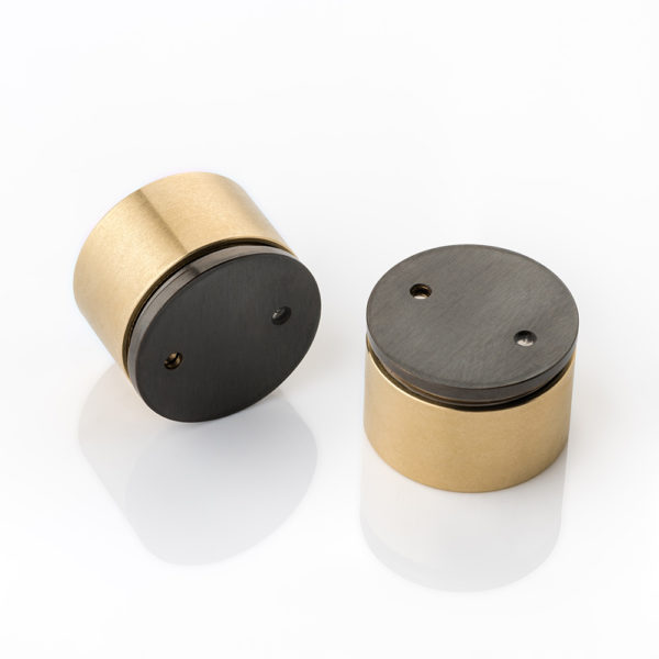 Recessed magnetic door catch