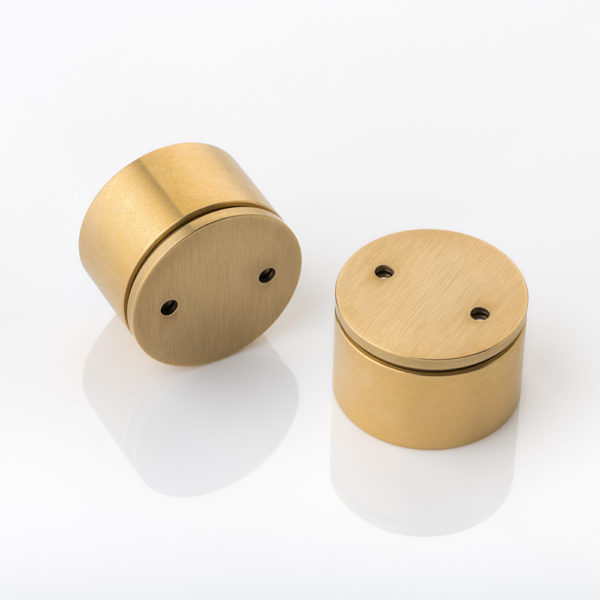 Recessed magnetic door catch