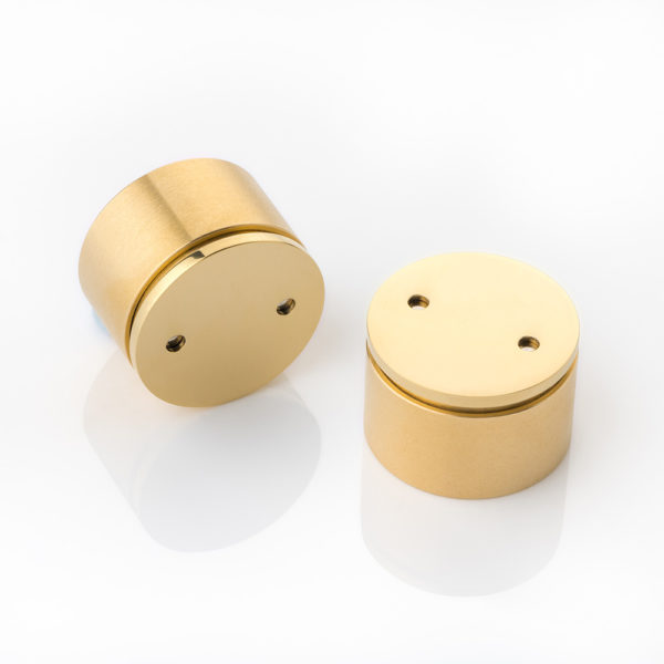 Recessed magnetic door catch