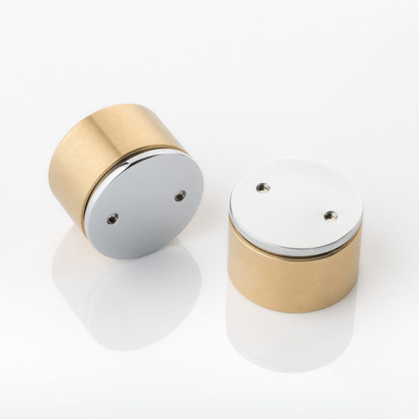 Recessed magnetic door catch