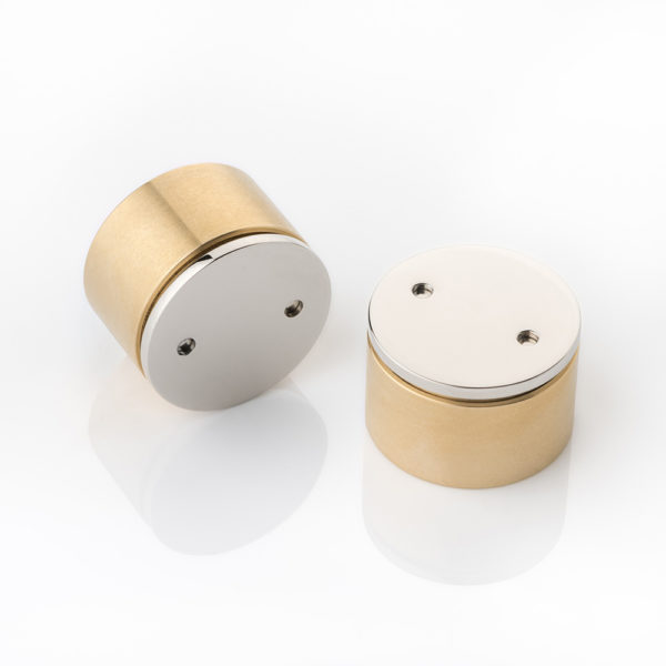 Recessed magnetic door catch