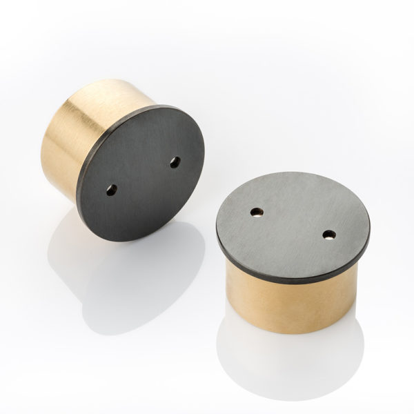 Flanged recessed magnetic door catch