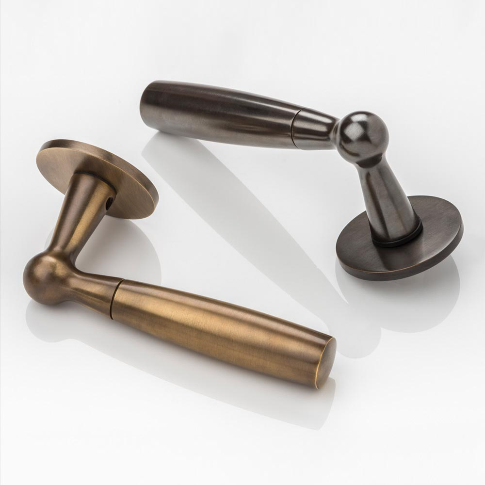 Bennett solid brass door lever handle with round rose