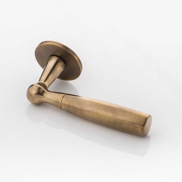 Bennett solid brass door lever handle with round rose