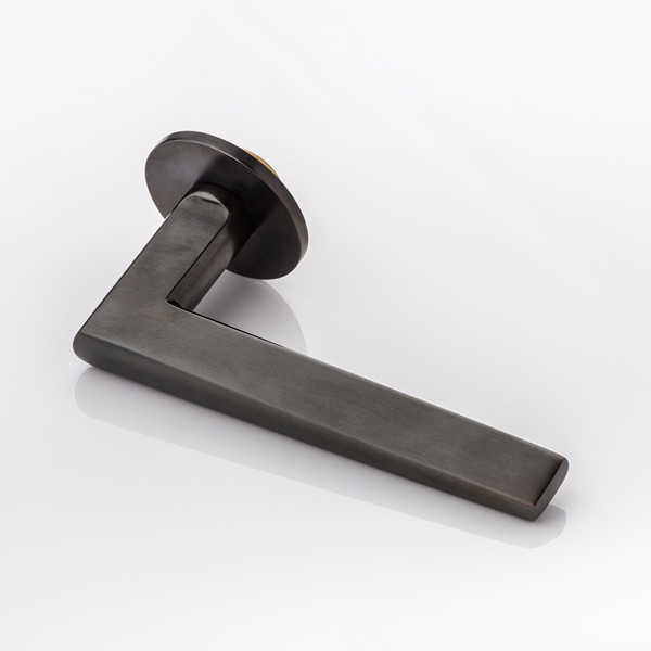 Wedge solid brass door lever handle with round rose