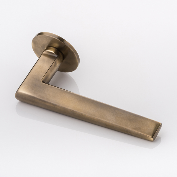 Wedge solid brass door lever handle with round rose