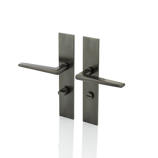 Wedge door lever handle with backplate and privacy turn/release